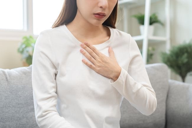 8 Cara Mengatasi Dada Terasa Panas yang Mudah Dilakukan - Alodokter