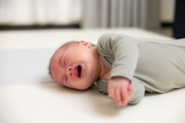 Overstimulasi pada Bayi, Kenali Tanda dan Tips Mengatasinya - Alodokter