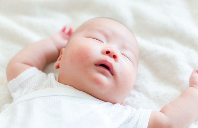 Bayi Tidur Tanpa Bantal, Apakah Aman? - Alodokter