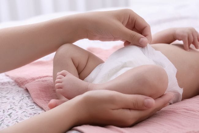 Bayi Jarang Pipis Tapi Berkeringat, Apa yang Harus Dilakukan Orang Tua? - Alodokter
