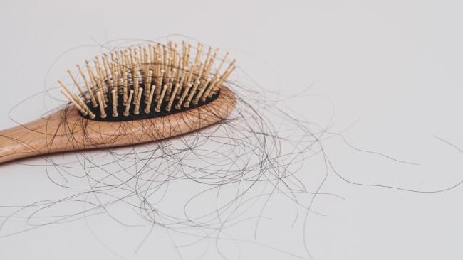 7 Cara Mengatasi Rambut Patah yang Efektif - Alodokter