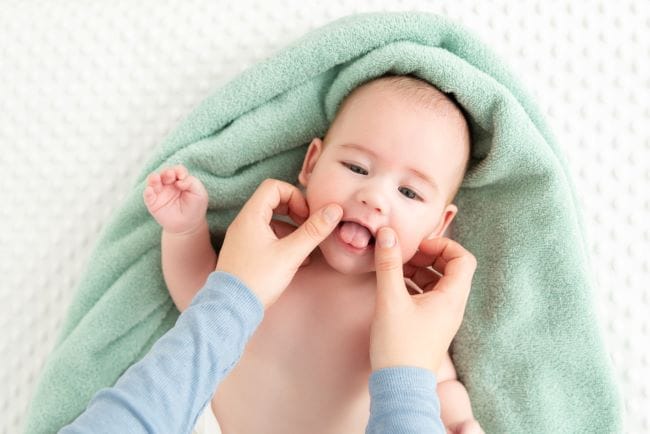 Pijatan agar Anak Cepat Bicara, Apakah Benar Efektif? - Alodokter