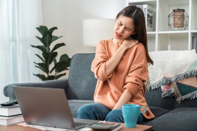 Nyeri yang Disebabkan oleh Kebiasaan Buruk, Inilah Gejala dan Cara Mengatasinya - Alodokter