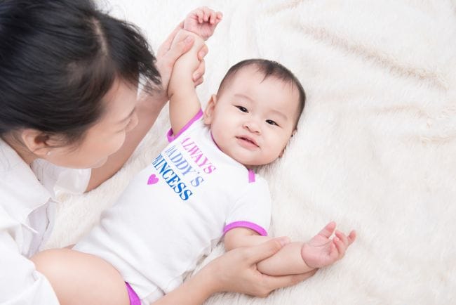 Stimulasi Bayi 2 Bulan, Ini yang Perlu Diketahui oleh Orang Tua - Alodokter