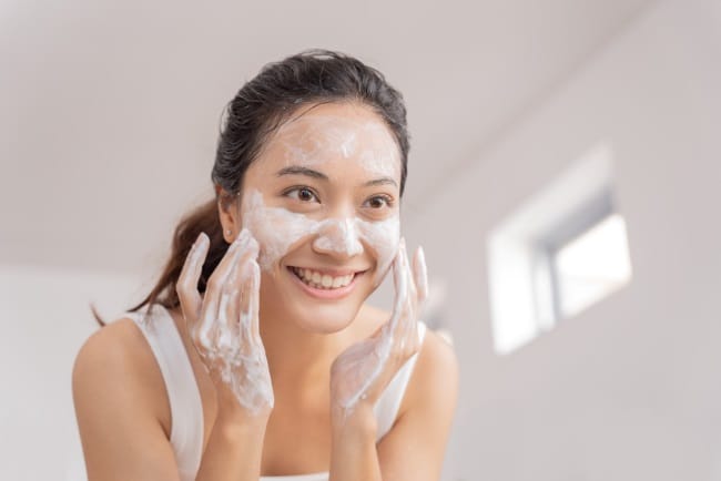 7 Perbedaan Facial Wash dan Facial Foam yang Sering Tidak Disadari - Alodokter