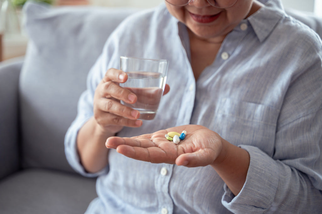 10 Vitamin untuk Lansia yang Paling Bagus - Alodokter