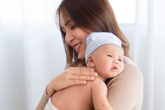 7 Cara Menggendong Bayi yang Salah dan Perlu Orang Tua Hindari - Alodokter