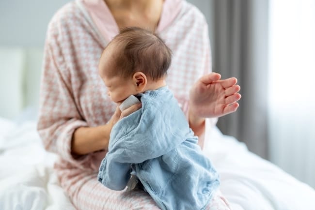 Cara Menyendawakan Bayi Baru Lahir yang Benar - Alodokter