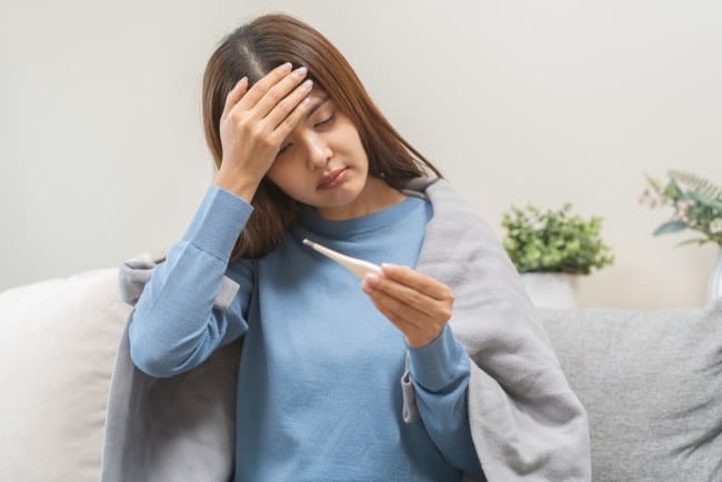 Badan Terasa Panas tapi Tidak Demam, Inilah Penyebab dan Tips Mengatasinya - Alodokter