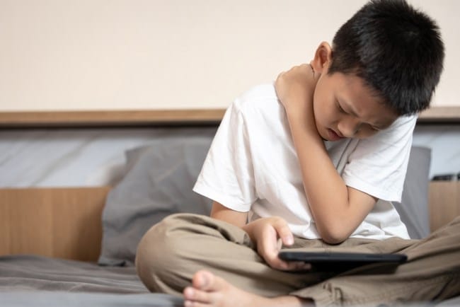 Text Neck Syndrome, Masalah Leher Akibat Penggunaan Gadget Berlebihan - Alodokter