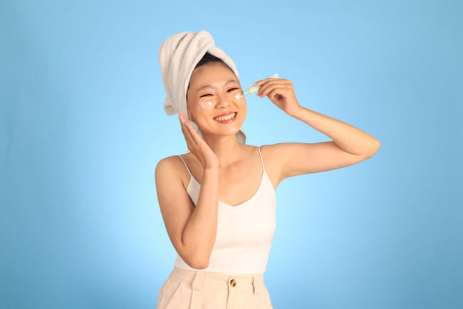 9 Sunscreen untuk Mencerahkan Wajah yang Harganya Terjangkau - Alodokter