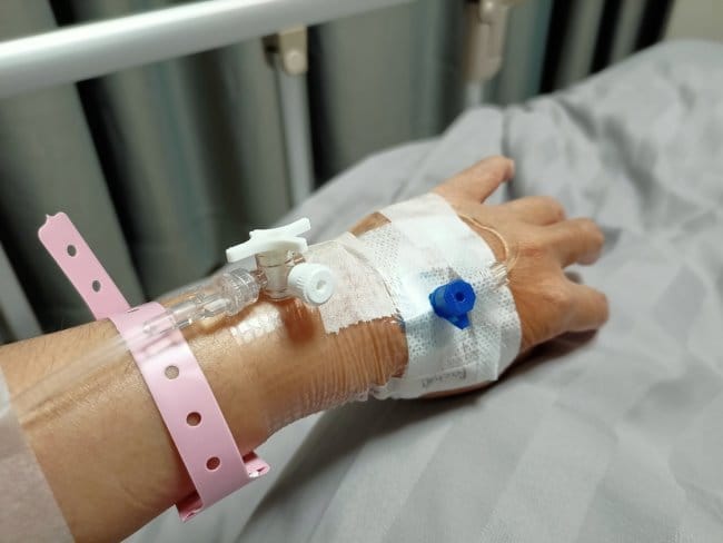 Tangan Bengkak karena Infus, Begini Cara Mengatasinya - Alodokter
