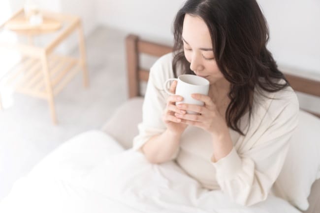 7 Cara Minum Air Hangat yang Benar agar Manfaatnya Maksimal - Alodokter