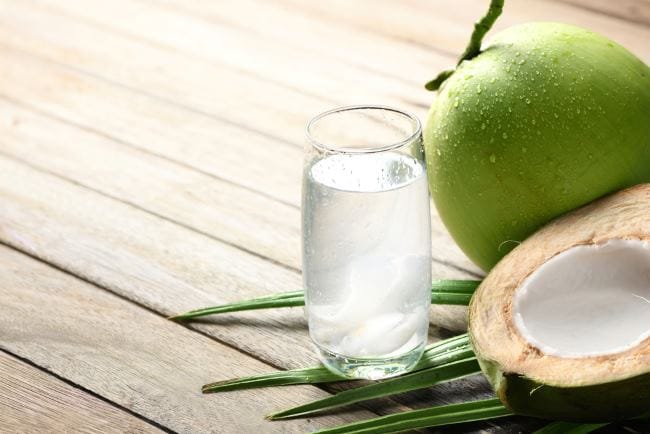 Minum Air Kelapa Setelah Minum Obat, Ini yang Perlu Diperhatikan - Alodokter