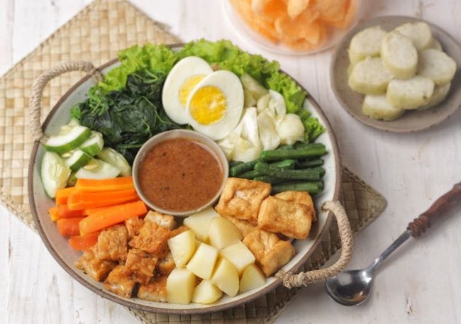 Kalori Gado-Gado dan Cara Sehat Menyantapnya - Alodokter