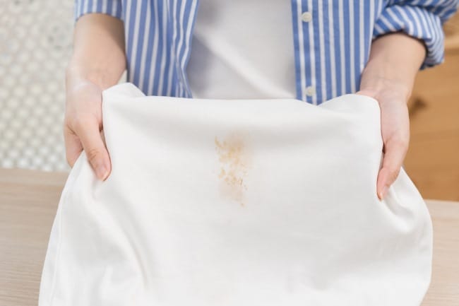 6 Cara Menghilangkan Noda Luntur pada Baju Putih yang Mudah Dilakukan - Alodokter