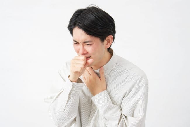 Batuk Terus-Menerus Disertai Gatal Tenggorokan, Inilah Penyebab dan Penanganannya - Alodokter