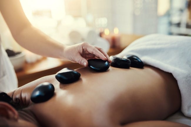 Hot Stone Massage, Kenali Manfaatnya untuk Kesehatan - Alodokter