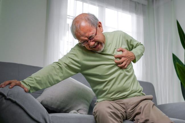 Cara Mengatasi Serangan Jantung Saat Sendirian dengan Tepat - Alodokter