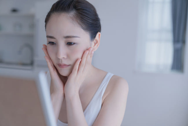 6 Bedak yang Cocok untuk Kulit Kering, Tampil Glowing Seharian - Alodokter