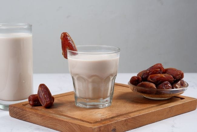Susu Kurma vs Susu Biasa, Mana yang Lebih Sehat? - Alodokter