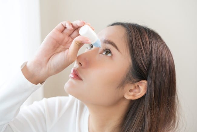 Ini Jenis Obat Tetes Mata dan Fungsinya - Alodokter