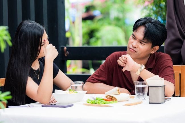 9 Cara Menyikapi Perbedaan Pendapat Tanpa Bertengkar - Alodokter