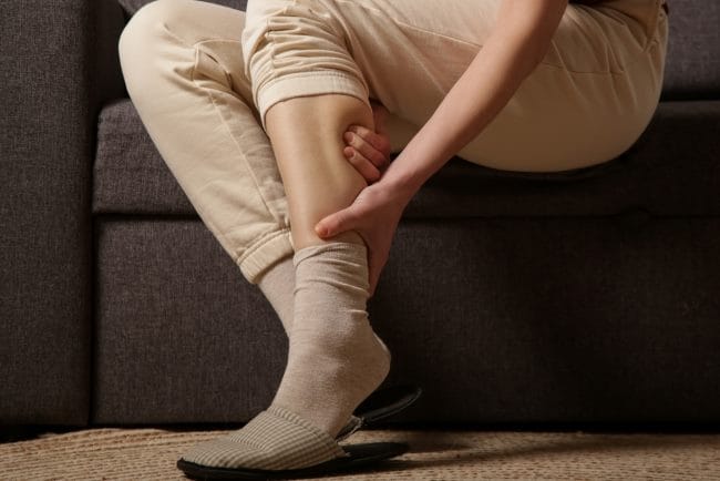 7 Penyebab Kaki Pegal di Malam Hari dan Cara Mengatasinya - Alodokter