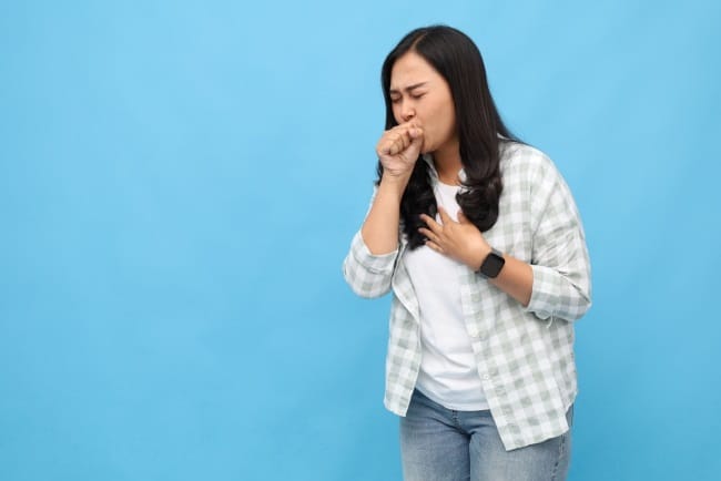 6 Cara Mengatasi Batuk dan Sesak Nafas di Malam Hari yang Efektif - Alodokter