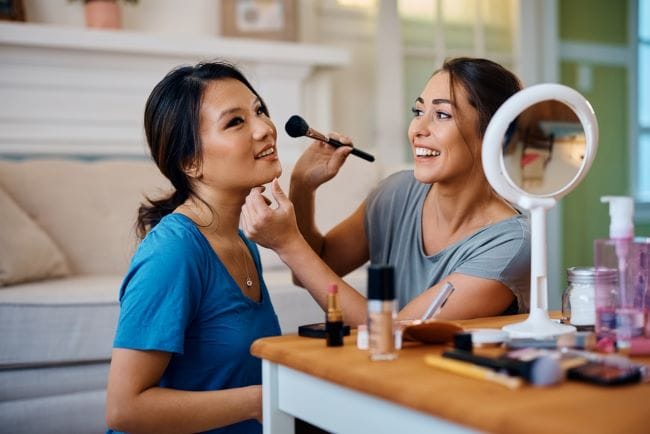 5 Perbedaan Concealer dan Foundation - Alodokter