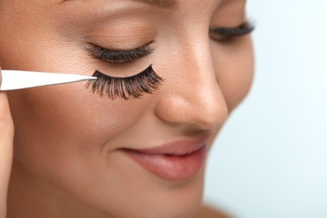 Cara Aman Pasang Bulu Mata Palsu agar Tampil Cantik dan Tetap Sehat - Alodokter