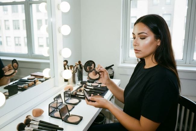 Cara Memilih Bedak Sesuai Warna Kulit agar Tampil Natural dan Sehat - Alodokter