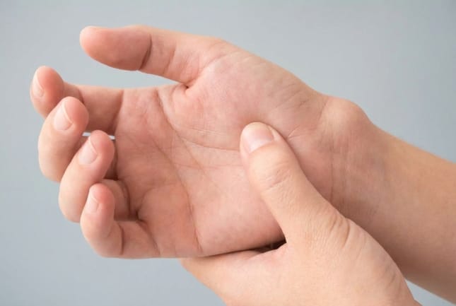 8 Cara Menghilangkan Benjolan di Pergelangan Tangan - Alodokter