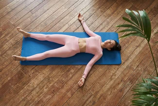 Savasana Yoga, Ini Manfaat dan Tips Melakukannya dengan Benar - Alodokter