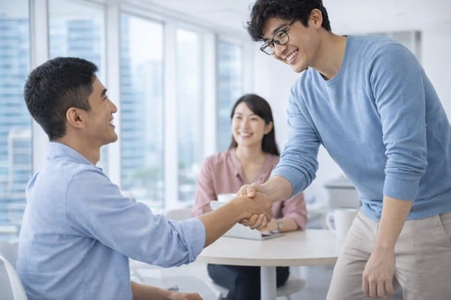 Cara Menghargai Orang Lain agar Hubungan Lebih Harmonis - Alodokter