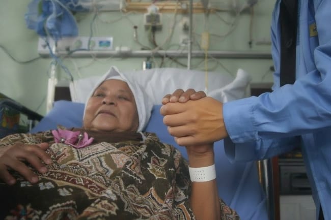 9 Gerakan Terapi Stroke yang Aman dan Efektif - Alodokter