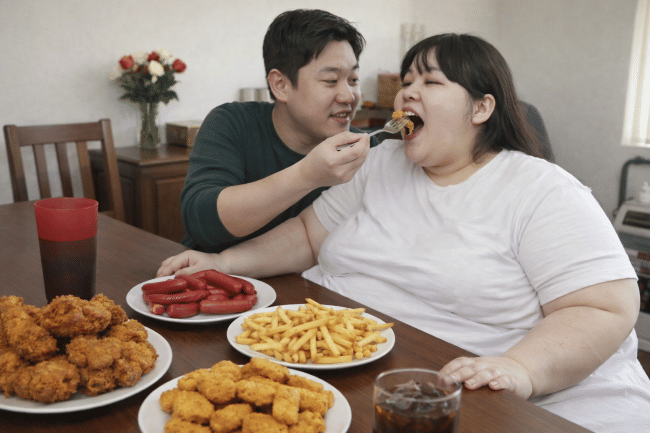 Feederism, Kepuasan Seks dari Memberi Makan Pasangan - Alodokter