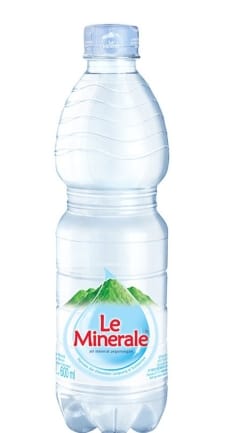 7 Air Mineral Botol yang Praktis Dibawa ke Mana-Mana - Alodokter