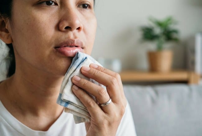 7 Cara Mengobati Bibir Bengkak Tiba-Tiba agar Cepat Sembuh - Alodokter