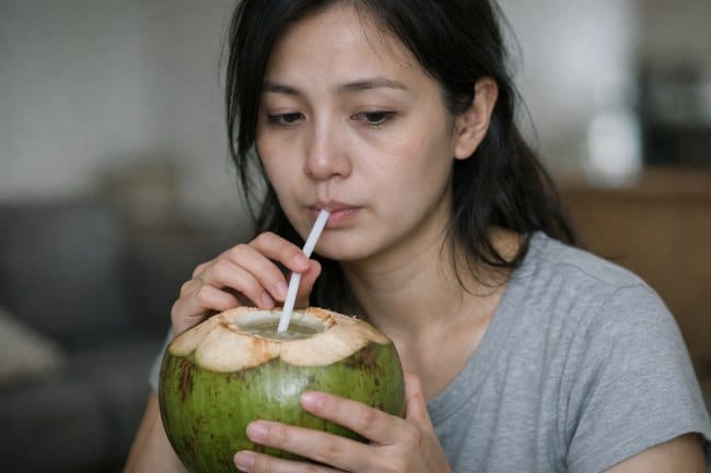 Air Kelapa untuk Panas Dalam, Apakah Efektif? - Alodokter