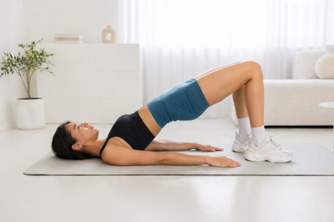 Glute Bridge, Begini Langkah Tepat untuk Bentuk Otot Bokong yang Lebih Kuat - Alodokter