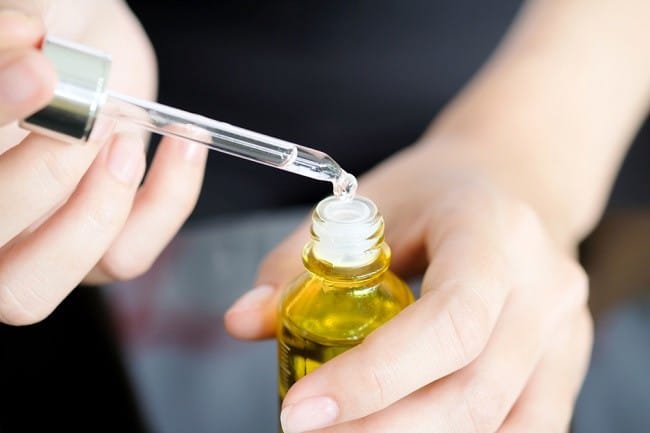 Baby Oil untuk Wajah, Inilah Manfaat dan Cara Menggunakannya - Alodokter
