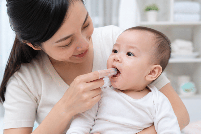 6 Sikat Gigi Bayi Terbaik untuk Menjaga Kebersihan Gigi dan Gusi si Kecil - Alodokter