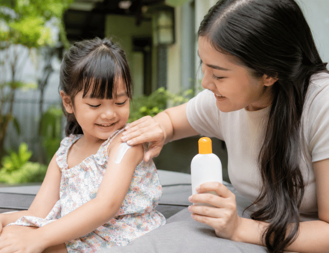 11 Sunscreen Anak Terbaik untuk Melindungi Kulit dari Paparan Sinar Matahari - Alodokter