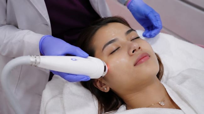 manfaat glutathione untuk kulit wajah Setrika Wajah, Inilah dan Risikonya early signs aging 10 Rekomendasi Handbody Pemutih Size:1 Gram
