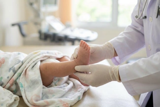 CTEV, Kelainan Bentuk Kaki Bawaan pada Bayi - Alodokter