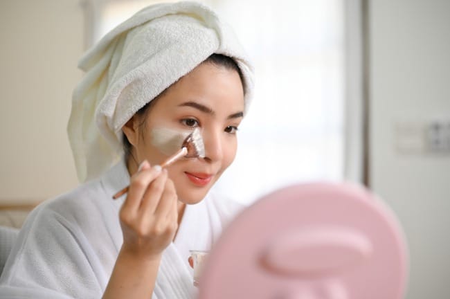 8 Clay Mask Terbaik yang Cocok untuk Kulit Berminyak dan Berjerawat - Alodokter