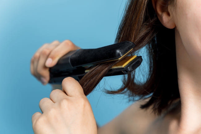 6 Cara Merawat Rambut yang Sering Dicatok Agar Tidak Kering dan Patah - Alodokter