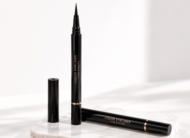 10 Eyeliner Terbaik untuk Riasan Mata yang Tahan Lama - Alodokter