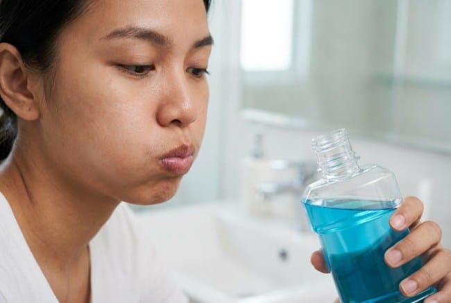 10 Mouthwash Terbaik untuk Napas Tetap Segar - Alodokter